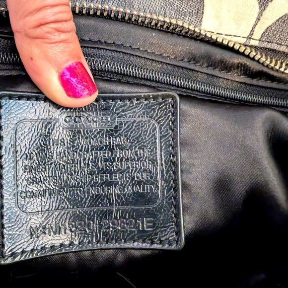 Large Coach Handbag 👜 - Picture 3 of 7